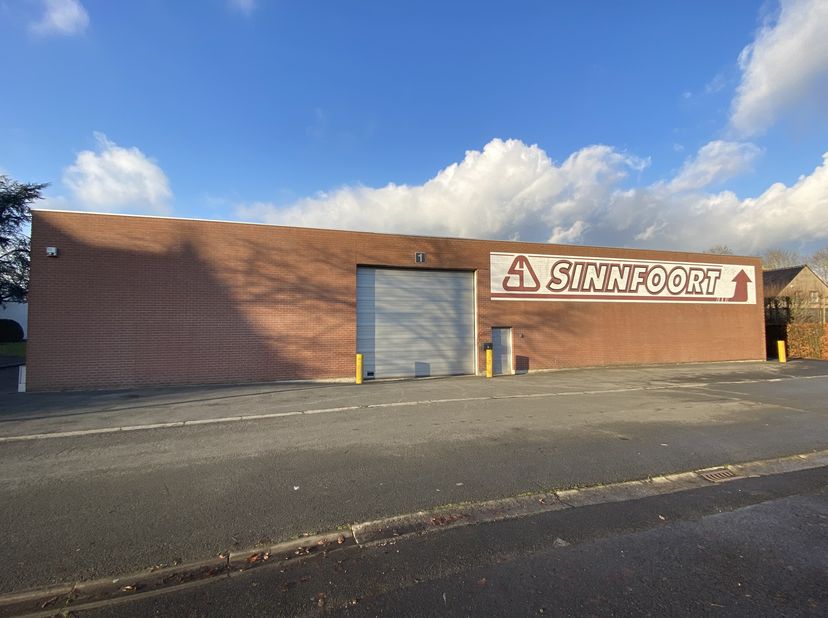 Cette propriété est située au centre de Roeselare et comprend un hangar/débarras d&#039;environ 1 669 m².&lt;br /&gt;
&amp;gt; Entrepôt/entrepôt d&#039;environ 1 669 m²&lt;b