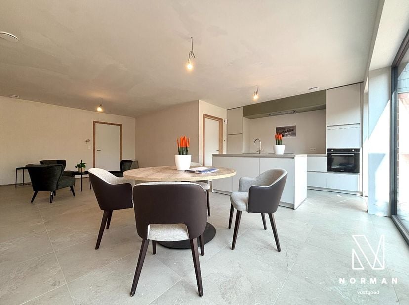 Welkom in de Meensesteenweg 309 te Bissegem!&lt;br /&gt;
Deze nieuwbouwwoning beschikt over (mogelijks) 5 slaapkamers, inpandige garage, zonnepanelen en een