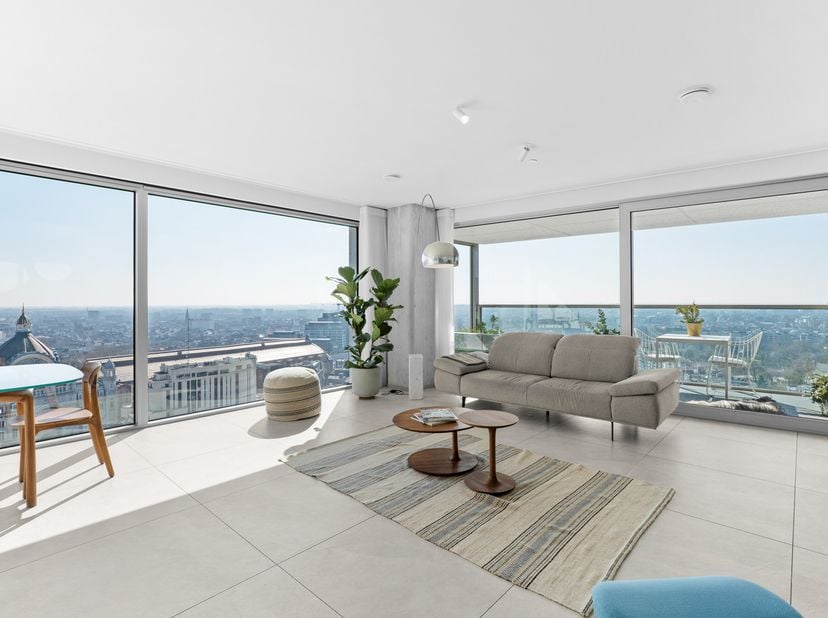 Cet appartement de la tour d&#039;Anvers offre une expérience de vie inégalée, alliant confort, style et vues à couper le souffle. L&#039;emplacement est tout s
