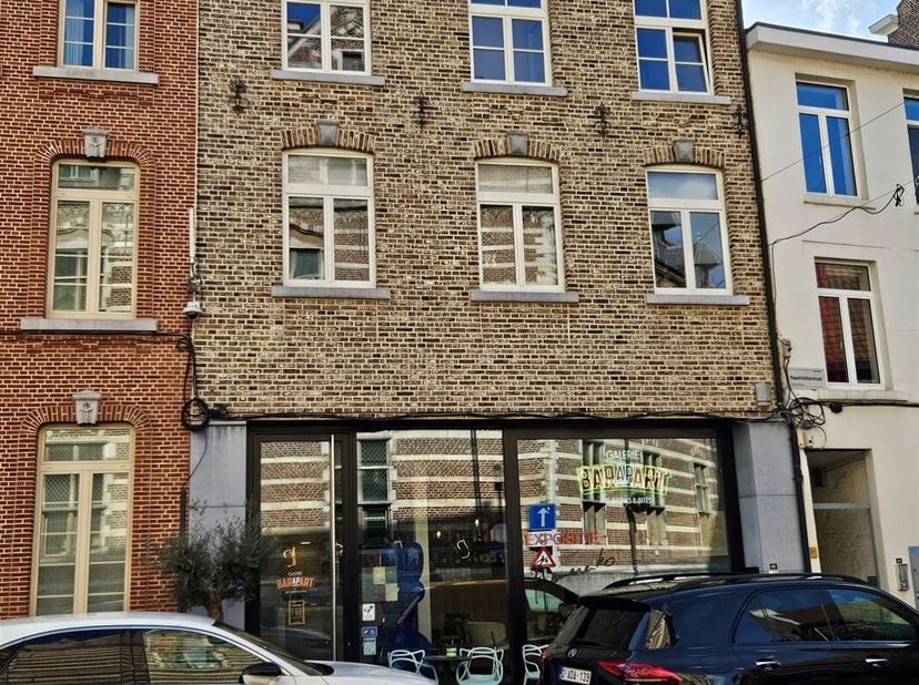 Trendy winkel - horeca of kantoorruimte van circa 200 m² in hartje Hasselt.&lt;br /&gt;
Deze zeer mooie winkel, horecazaak of kantoor op de gelijkvloerse ve