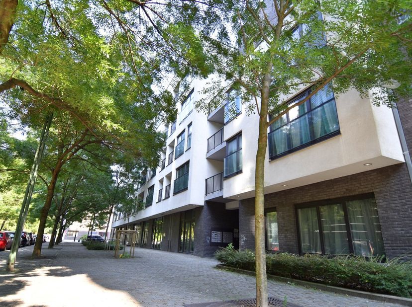 Ontdek dit fantastisch gelegen, prachtige appartement. De dynamische buurt combineert de charme van een residentieel gebied met de nabijheid van de br