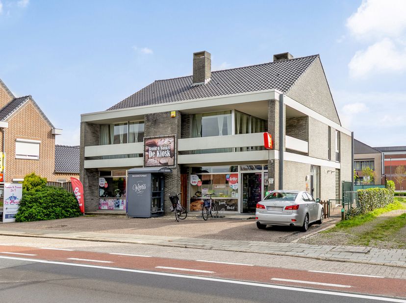 In het centrum van Molenbeersel gelegen handelspand met ruim appartement op een perceel van 07a 25ca. Het handelspand, waarin momenteel een winkel uit