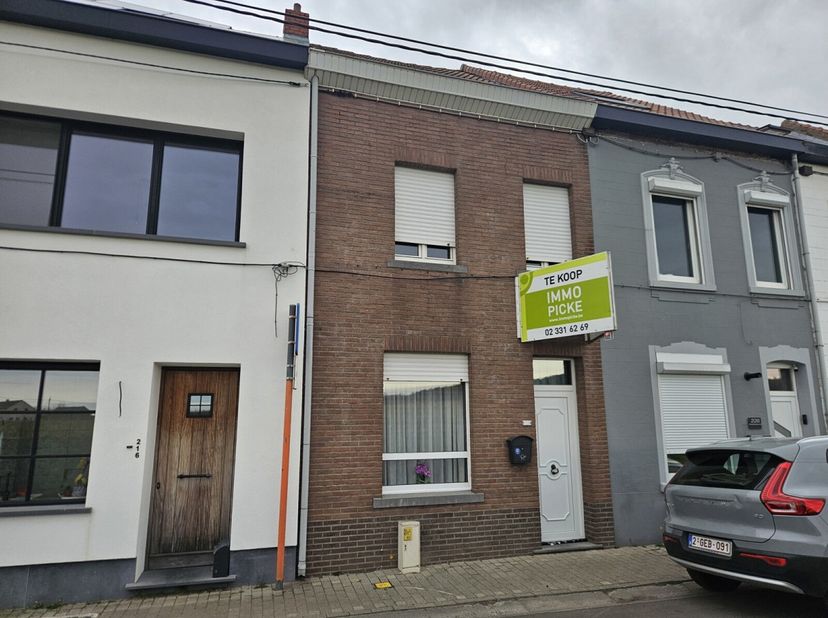 Immo Pické biedt U deze gunstig gelegen woning aan gelegen in de onmiddellijke omgeving van scholen, winkels, openbaar vervoer en de belangrijkste ver