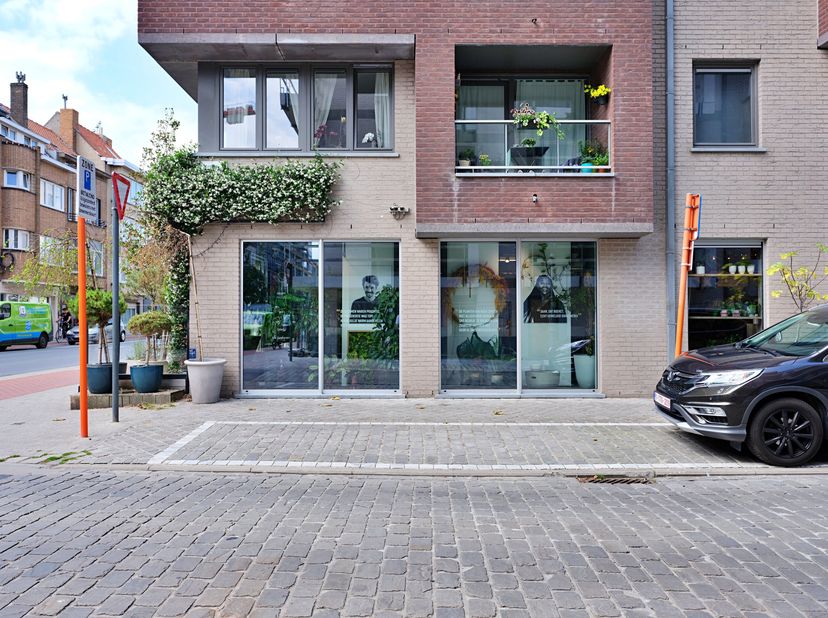 Moderne handelsruimte met garage (207 m²) te huur op topligging te Oostende.&lt;br /&gt;
Dit vastgoed op een hoekligging langs de bruisende Nieuwpoortsestee