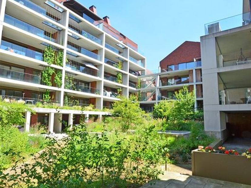 Het &#039;Ursulinenhof&#039;&#039;: een prachtig gelegen woonproject in hartje Hasselt. Deze instapklare serviceflat, gelegen op de zesde verdieping, heeft een bewoo