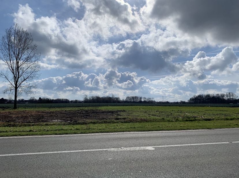 Realiseer jouw droomwoning op deze bouwgrond van 742m², gelegen op een goede locatie, nabij alle nodige winkels, openbaar vervoer en scholen. Het perc