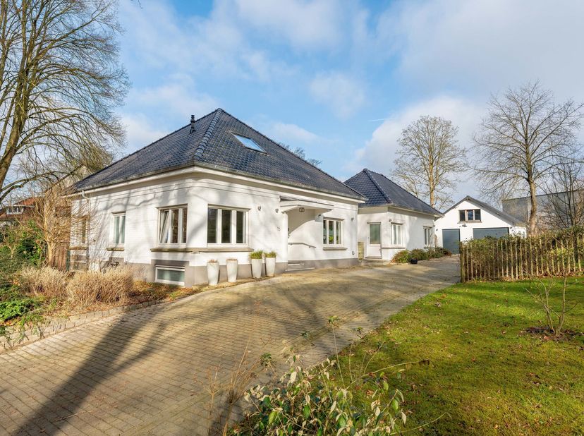 *** OPTION - DANS L&#039;ATTENTE DE LA SIGNATURE DU COMPROMIS *** TRIOR vous présente cette superbe villa de 300m² habitables (+ garage et caves) nichée da