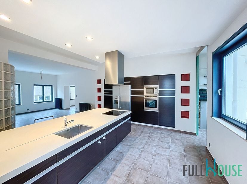 Vilvoorde dit zeer ruim appartement (type loft) op de 2de verdieping met een nuttige oppervlakte van ± 180 m². Het appartement is gelegen in een klein