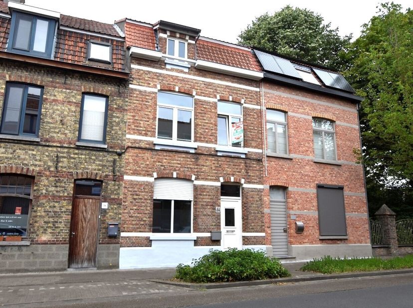 Deze mooie vernieuwde rijwoning is gelegen op uiterst gunstige ligging te Assebroek. Hier woont u op wandelafstand van kwalitatieve handelszaken en op