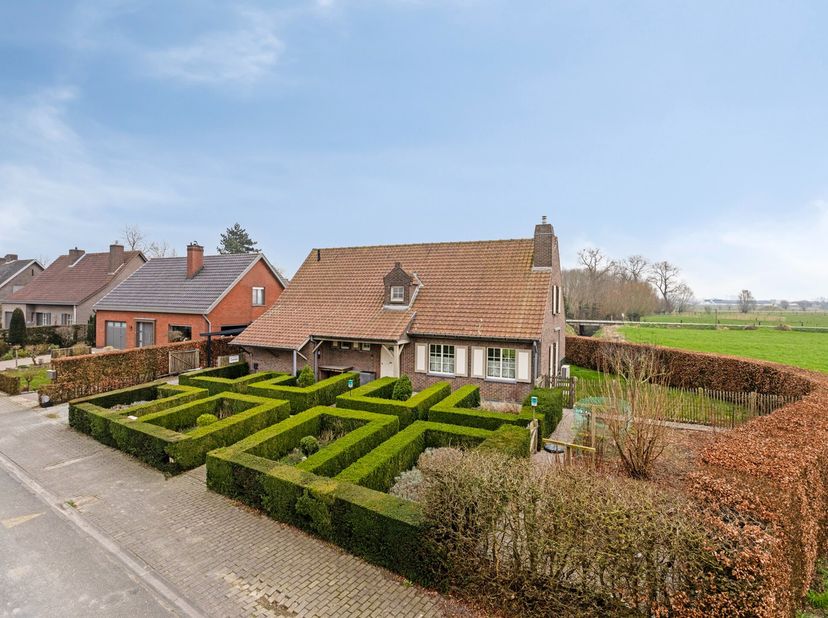 In de Legestraat in Zarren treffen we deze mooie, ruime energiezuinige villa op een perceel van net geen 1 000 vierkante meter. De woning bestaat uit