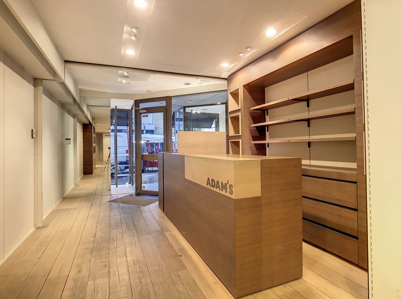 Mooi handelspand te huur van ca. 82 m² in centrum Kortrijk. &lt;br /&gt;
Indeling:&lt;br /&gt;
- Etalage en inkom ; &lt;br /&gt;
- Gelijkvloerse commerciële ruimte ;&lt;br