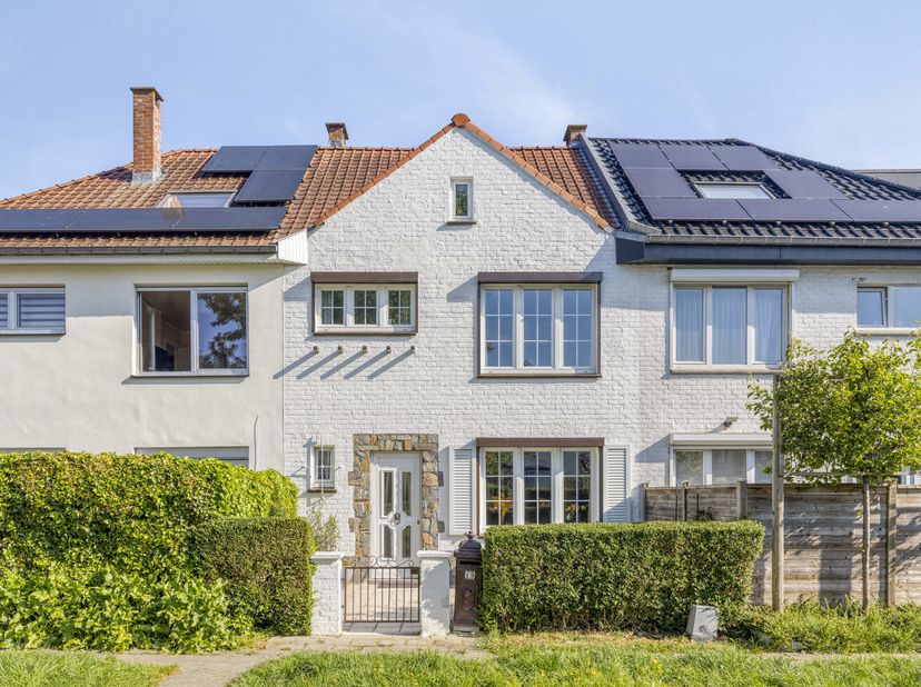 Dans un quartier calme et verdoyant de Groot-Bijgaarden, sur une charmante petite pelouse, vous trouverez cette maison à moderniser avec beaucoup de p