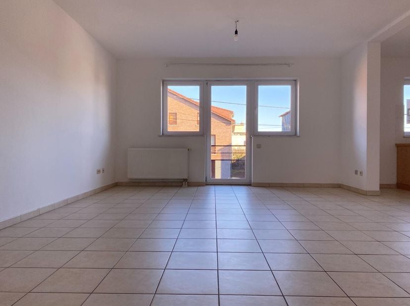 Laissez-vous séduire par cet agréable appartement, idéalement implanté dans le centre-ville de La Louvière.&lt;br /&gt;
Ce bien se compose d&#039;un living lumin