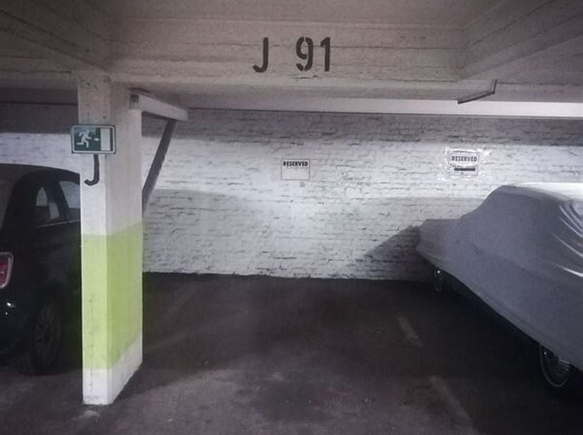 A louer pour un (1) an minimum : emplacement de parking situé dans le &quot;COMPLEXE LOUISE&quot;, RUE DE LIVOURNE 7-11 (entrée + sortie) et CHAUSSEE DE CHARLER