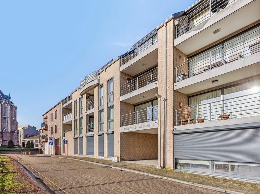 Bent u op zoek naar een comfortabel gelijkvloers appartement in het centrum van Lanaken? Dit appartement combineert gemak, ruimte en een toplocatie! M