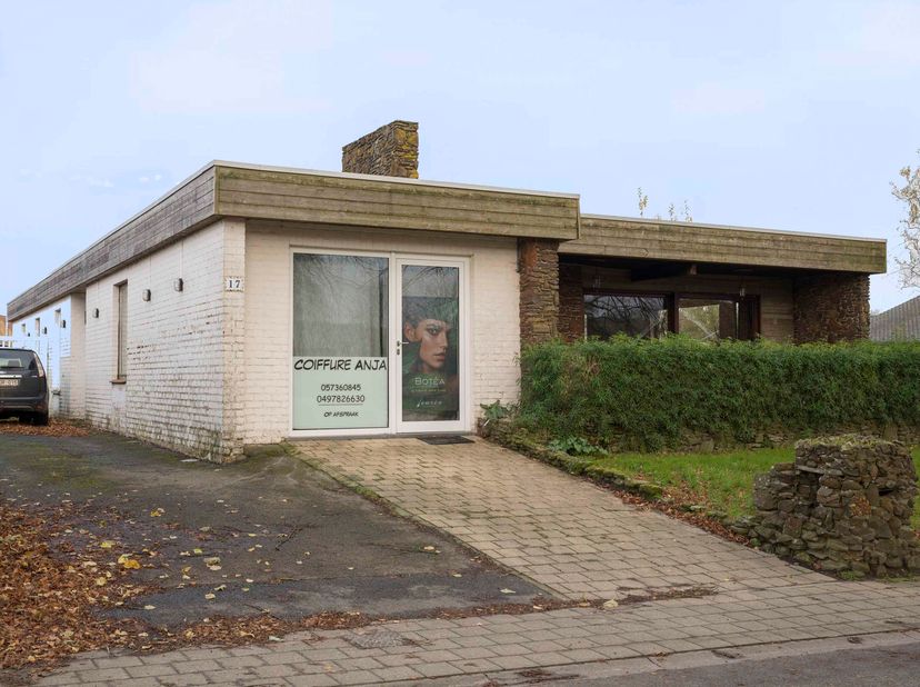 Deze gelijkvloerse woning is gelegen in een rustige buurt te Westouter (Heuvelland).&lt;br /&gt;
&lt;br /&gt;
De woning is als volgt ingedeeld:&lt;br /&gt;
&lt;br /&gt;
Inkom