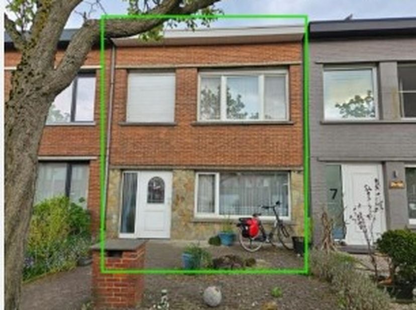 Goed gelegen, te renoveren woning met tuin vlakbij het Runcvoortpark, inclusief garage. Bijkomende parkeergelegenheid langs de rijweg. Goede verbindin