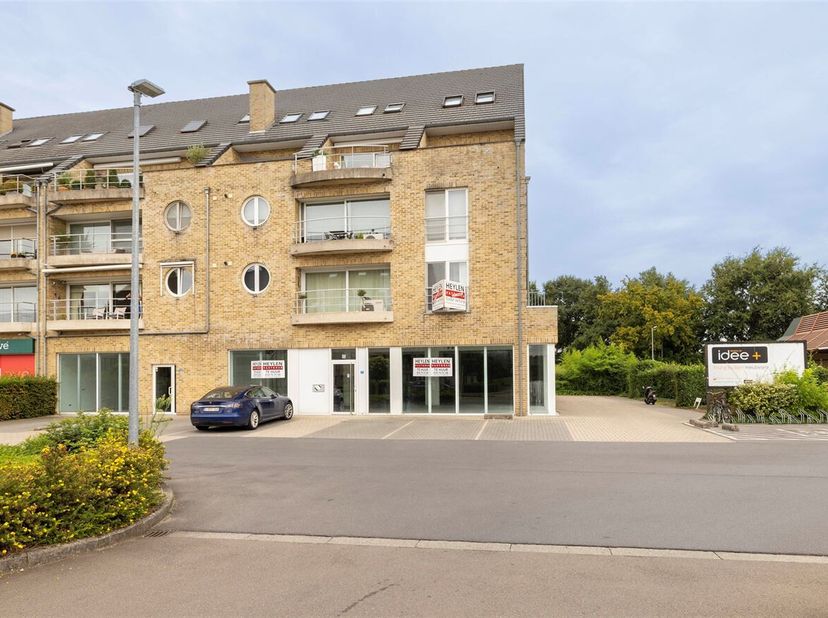 Ruim handelsgelijkvloers (499m²) met veel visibiliteit&lt;br /&gt;
Ligging: gelegen binnen de ring van Herentals op wandelafstand van het centrum, markten,