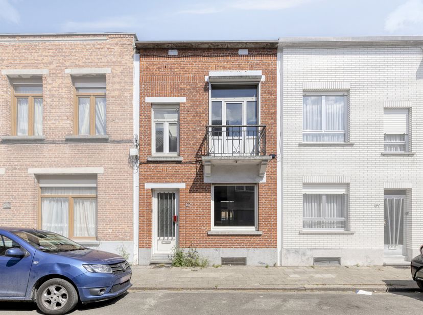 Deze te renoveren woning die we te koop aanbieden in Deurne is gelegen in de Van Amstelstraat 87.&lt;br /&gt;
Je geniet van een vlotte verbinding naar de gr