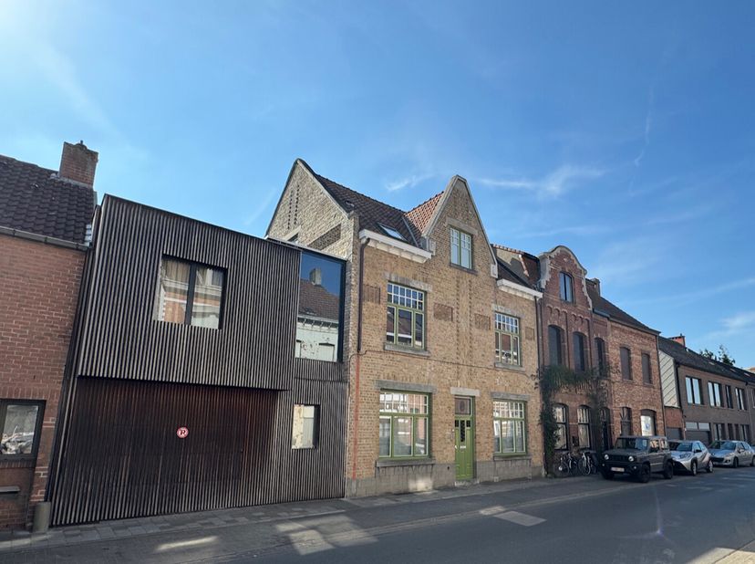 Charmante STADSWONING met TUIN &amp; GARAGE gelegen op wandelafstand van het historische centrum van Brugge en met alle voorzieningen binnen handbereik: w