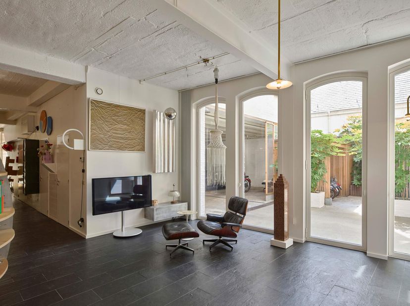 In een charmante, verkeersluwe straat tussen het Eilandje en het historische centrum van Antwerpen, bevindt zich deze buitengewone loft van ca. 220 m²