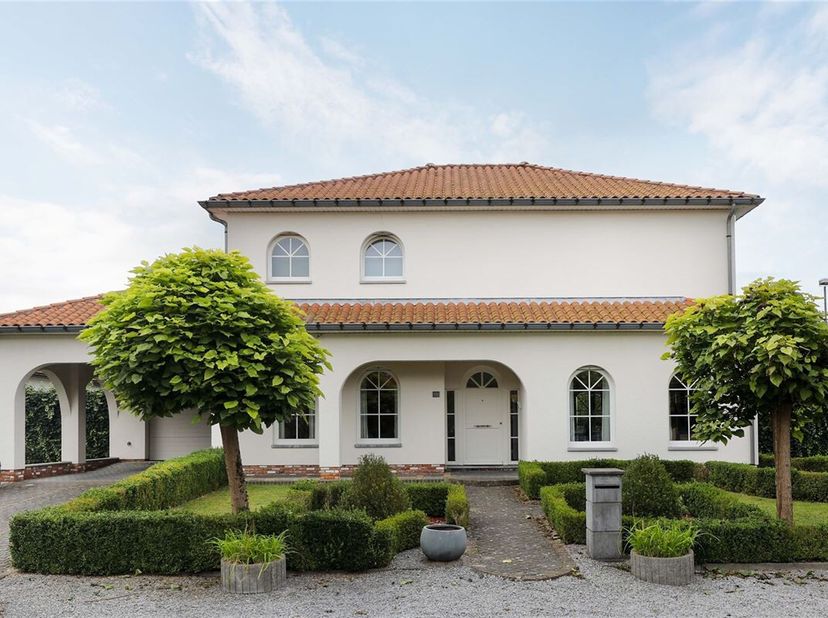 Sfeervolle villa met 3 slaapkamers, een idyllische zonnige tuin én verwarmd zwembad&lt;br /&gt;
Omgeving:&lt;br /&gt;
+ Gelegen in een rustige en groene omgeving&lt;