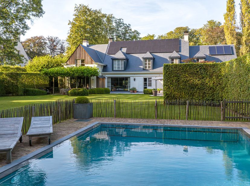 Ontdek de ultieme droomwoning op een prachtig stuk grond van 6.673 vierkante meter. Deze unieke eigendom omvat een villa op een royale grondoppervlakt