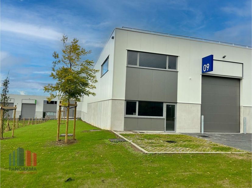 Zeer goed gelegen duurzame KMO-unit van 240 m² met een mezzanine van 42 m² te huur met een directe toegang vanaf de E40 afrit 26 en een aansluiting op