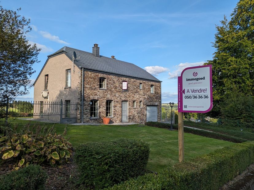 TE KOOP te BOUILLON (Les Hayons), Rue de la Semois 9&lt;br /&gt;
Prachtig onderhouden vrijstaande Ardeense gezinswoning met een vrij uitzicht en een achterl