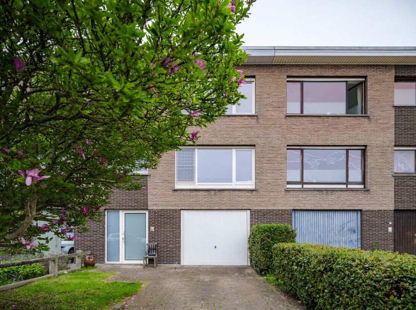 Merelbeke – op een boogscheut van Gent. Gunstig gelegen bel-étage woning (EPC B) met 4 kamers en een aangename tuin op een perceel van 245 m2.&lt;br /&gt;
&lt;