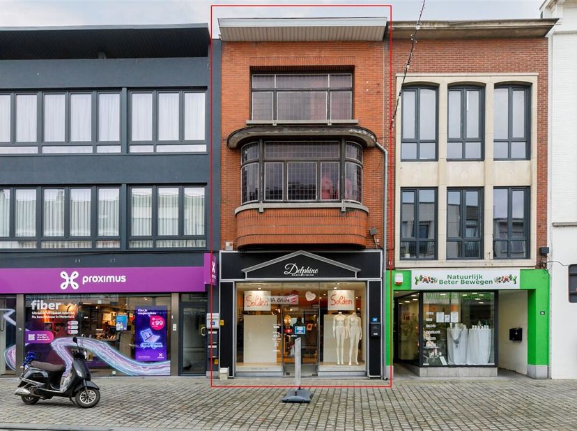 Handelspand met mogelijke woonst in hartje Herentals.  &lt;br /&gt;
Ligging: Gelegen in de welbekende Zandstraat te Herentals, op een boogscheut van de Grot