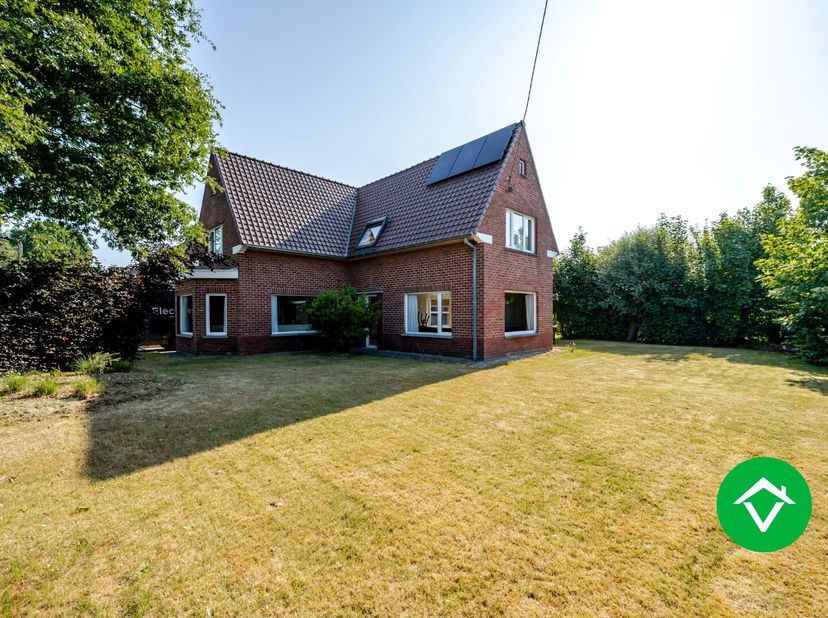 Rustig gelegen instapklare alleenstaande woning op een grondoppervlakte van 558 m² te Wijnendale (Torhout).&lt;br /&gt;
Deze woning bestaat uit: ruime oprit