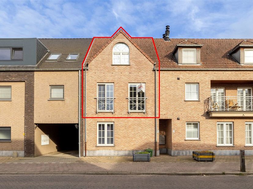 Instapklaar duplexappartement vlak nabij invalswegen.&lt;br /&gt;
Het appartement maakt deel uit van een gebouw uit 2001 en verkeert in goede staat van onde