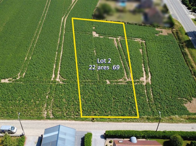 LImmobilière L.A. de Gembloux vous propose ce très beau terrain à bâtir au coeur du village de Geest-Gerompont-Petit-Rosière. Situé le long de la chau