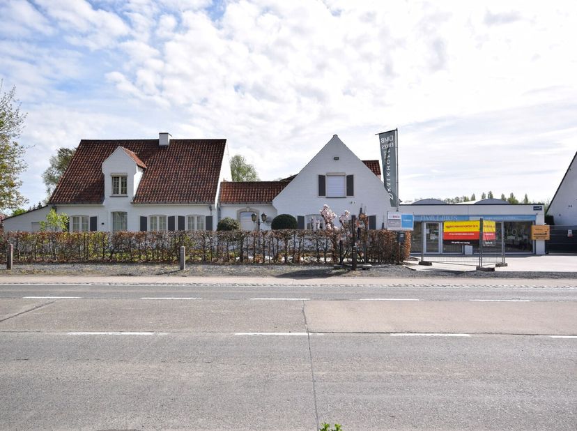 PROVINCIEBAAN 50 - 8880 LEDEGEM&lt;br /&gt;
Op een strategische locatie langs de verbindingsweg Roeselare-Menen bevindt zich deze karaktervolle villa met ha