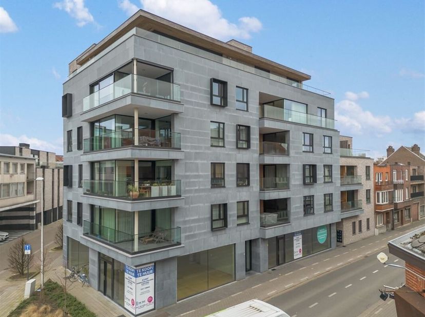 Op zoek naar een unieke commerciële opportuniteit op een toplocatie? Dit casco handelspand van maar liefst 238m², gelegen aan de druk bezochte Kempisc