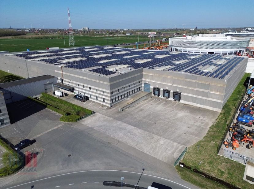 Multifunctioneel bedrijfsgebouw te huur bestaande uit een logistiek magazijnruimte en industriële kantoren met een gezamenlijke oppervlakte van 13.541