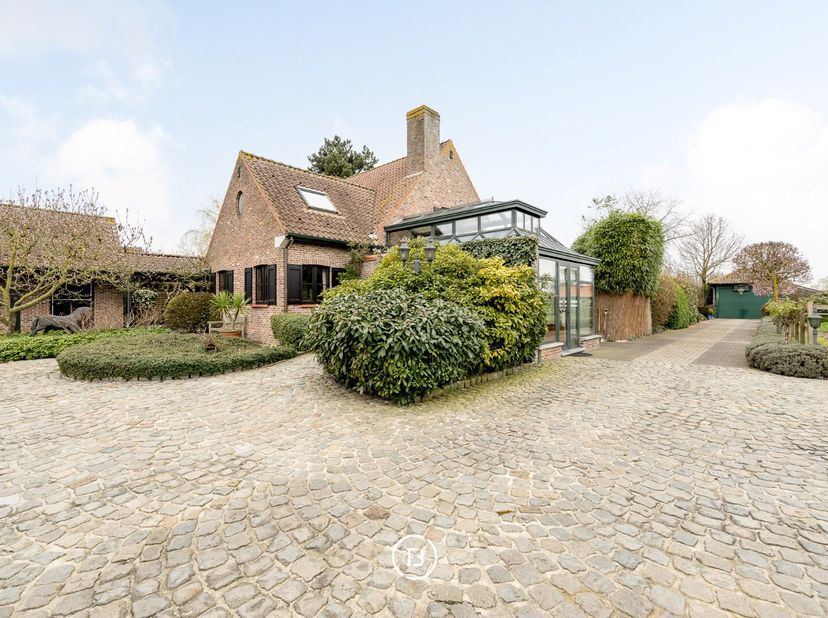 Voor wie van rust houdt maar toch dichtbij het commercieel centrum wil wonen is deze eigendom meer dan de moeite waard. 3 Slaapkamers, een heel ruime