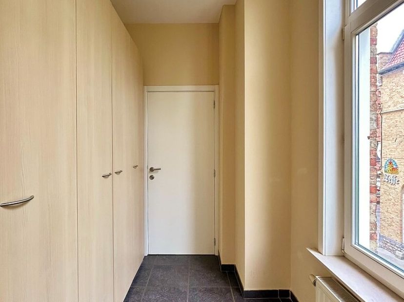 Dit appartement bevindt zich op wandelafstand van het station en de Grote Markt en is als volgt ingedeeld: aparte inkomhal met ingemaakte kasten, ruim