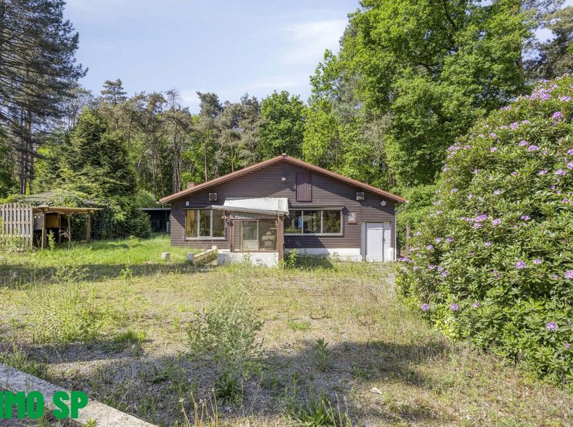 Chalet op perceel van 1.523,29 m² recreatiegrond in het hart van Laakdal.&lt;br /&gt;
Op zoek naar een sfeervol tweede verblijf midden in het groen? Deze ge