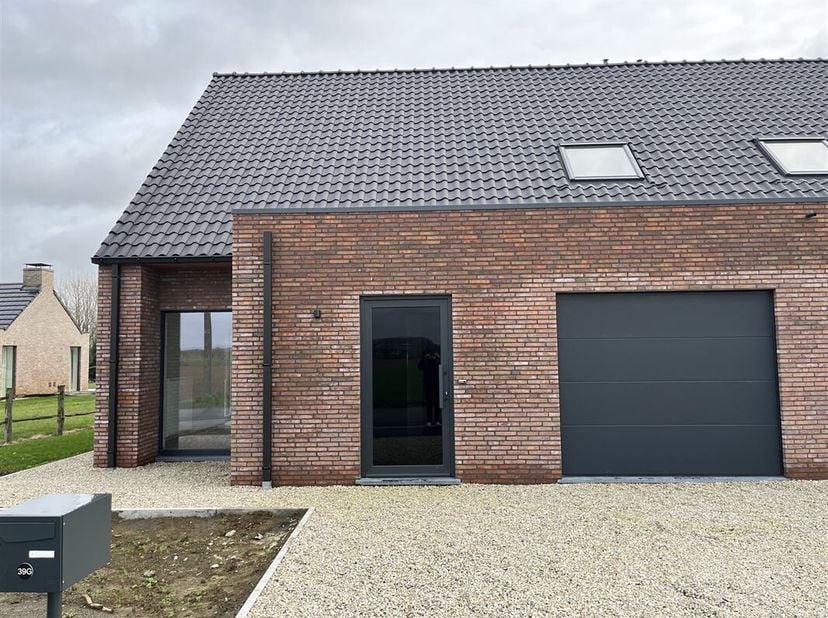 Huis met 3 voorgevels, garage en tuin, ideaal gelegen in een klein straatje in Pipaix, op 5 minuten van Leuze-en-Hainaut en op 10 minuten van Doornik.
