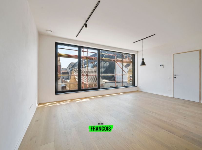 Dit appartement met twee slaapkamers is gelegen in een kleinschalige nieuwbouwresidentie nabij de Spuikom te Bredene. Deze rustige ligging biedt u all