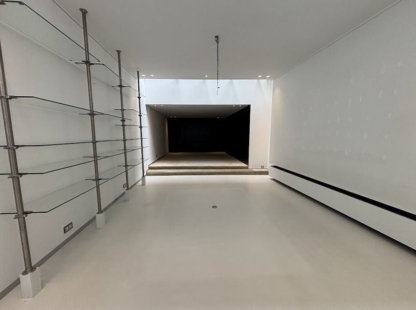 Local commercial moderne à louer d&#039;environ 80 m² à Courtrai! Le bâtiment dispose également d&#039;un espace de rangement à l&#039;arrière et de 2 étages supplém
