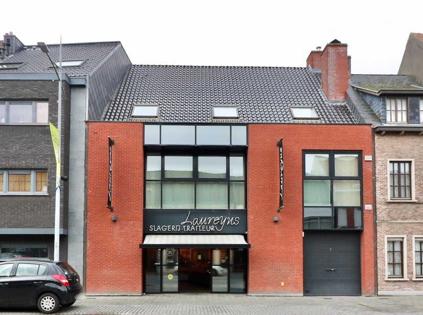 Dit handelspand is gelegen in de winkelstraat van Eeklo en op een boogscheut van de Markt van Eeklo. Omgeven door handel en horeca is het de absolute