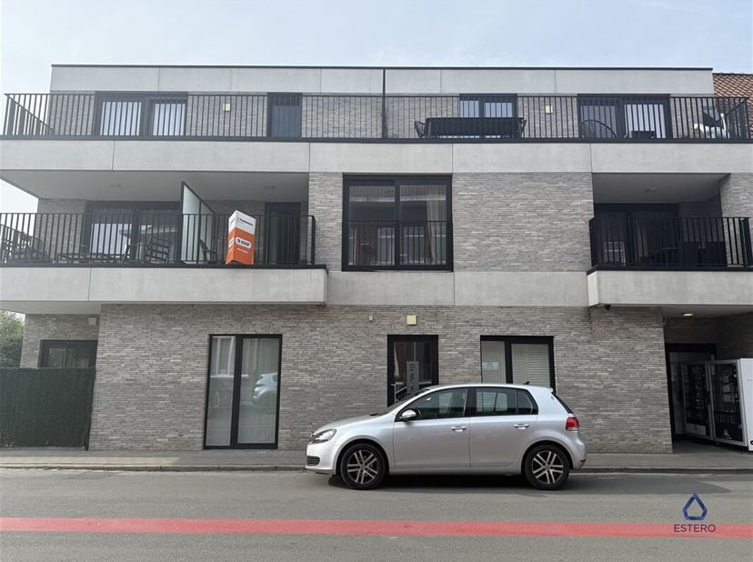 Dit 1-slaapkamerappartement is gelegen op een toplocatie te Wielsbeke. &lt;br /&gt;
Aangrenzend aan dit nieuwbouwproject vindt men een bakker terug, alsook