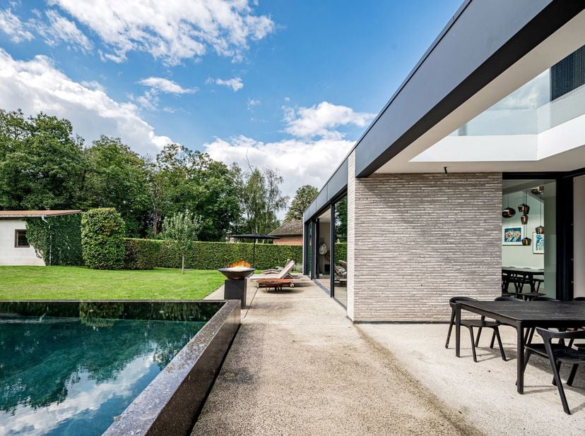In de mooie gemeente Blanden ( Deelgemeente Oud-Heverlee) nabij Leuven, hedendaagse villa gebouwd in 2019 met een oppervlakte van ± 376 m² (volgens EP