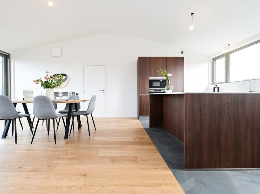 Entre le parc de Georges Henri et le parc de Roodebeek, proche de toutes commodités, découvrez ce superbe penthouse neuf offrant trois chambres, deux