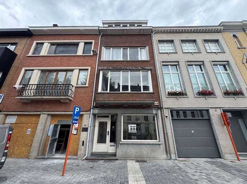 Ontdek dit eigentijdse handelspand op het statigste plein van Aalst. &lt;br /&gt;
Dit gelijkvloerse handelspand beschikt over een bruikbare vloeroppervlakte