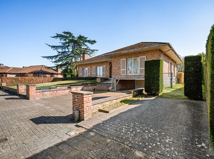 Bent u op zoek naar een gezinswoning met karakter, ruimte én potentieel in een rustige, groene omgeving? Dan is deze charmante woning in de Wateringen
