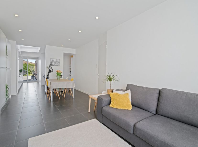 VASTGOEDTOPPER! Recent gerenoveerde woning op TOPlocatie in Avelgem biedt door zijn slimme indeling enorm veel leefruimte. Winkels, scholen en facilit
